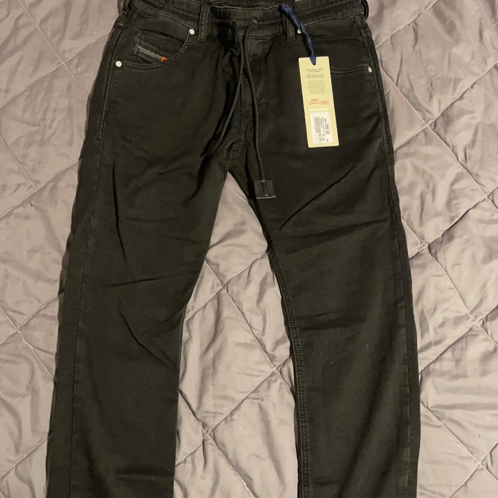 Diesel jogger pants with pockets and adjustable strings. Stretchy material.